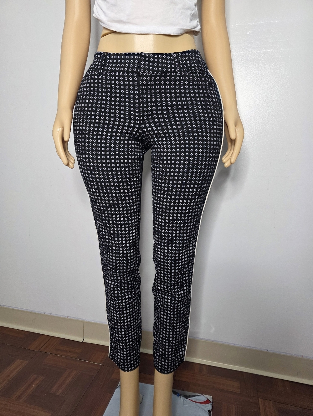 Old Navy Black Printed Ankle Crop Pants Size US/8